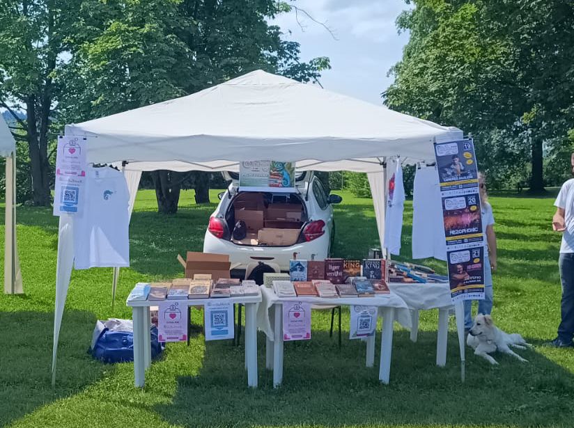 Il banchetto di Pagine Solidali a Ternate per la festa per i 40 anni della Pro Loco